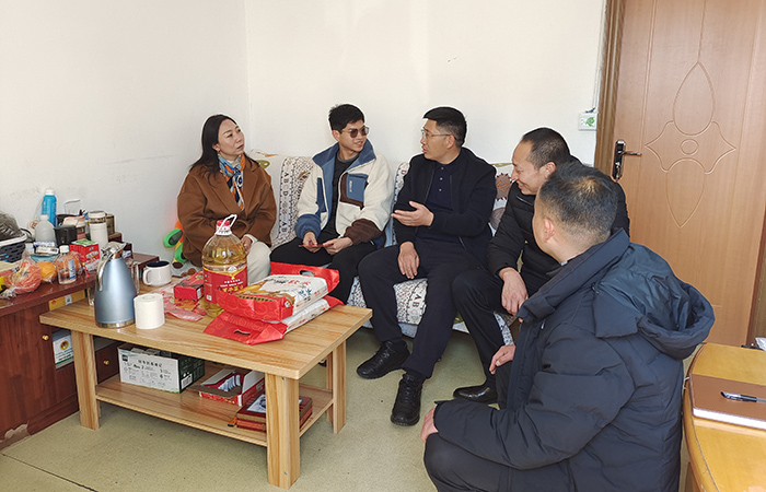 1674132939358340.jpg 6小圖慰問(wèn)組一行到趙津葛家中.jpg